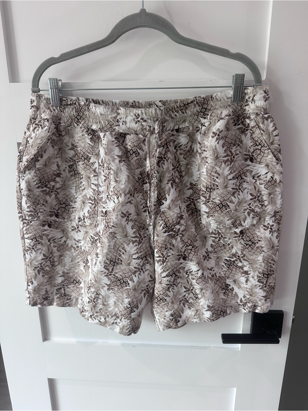 WOMEN'S CHRISTOPHER & BANKS PINEAPPLE SHORTS, L linen blend drawstring  pockets